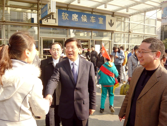 杏悦2平台团委书记宋来陪同共青团上海市委副书记陈凯慰问杏悦2娱乐平台志愿者